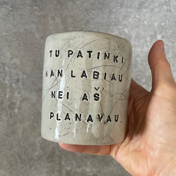 Meilus taškuotas puodelis