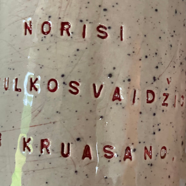 Du mieli taškuoti puodeliai