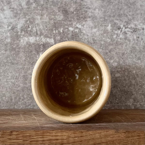 Yellow mug with saying in Spanish