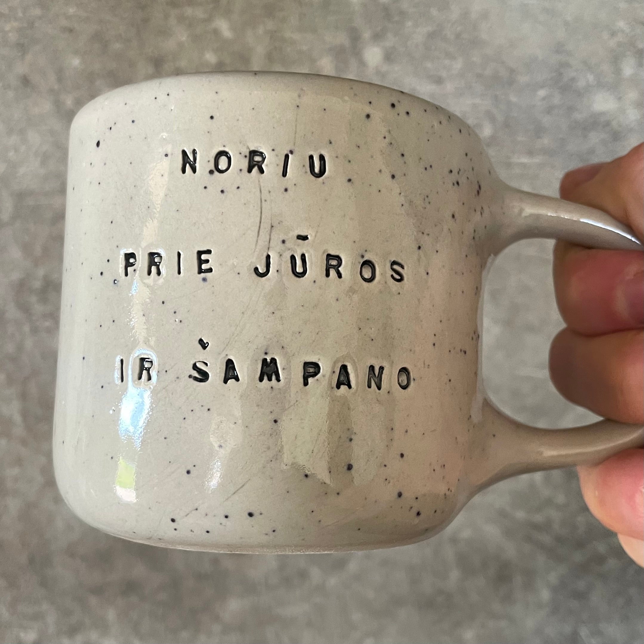 Taškuotas puodelis su smagiu užrašu 