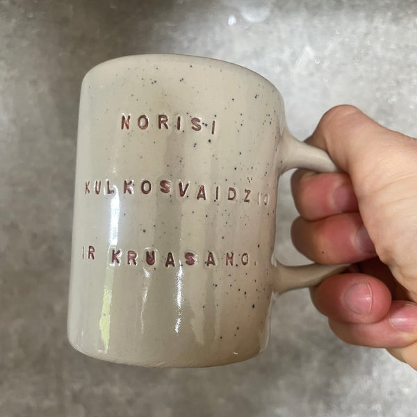 Du mieli taškuoti puodeliai