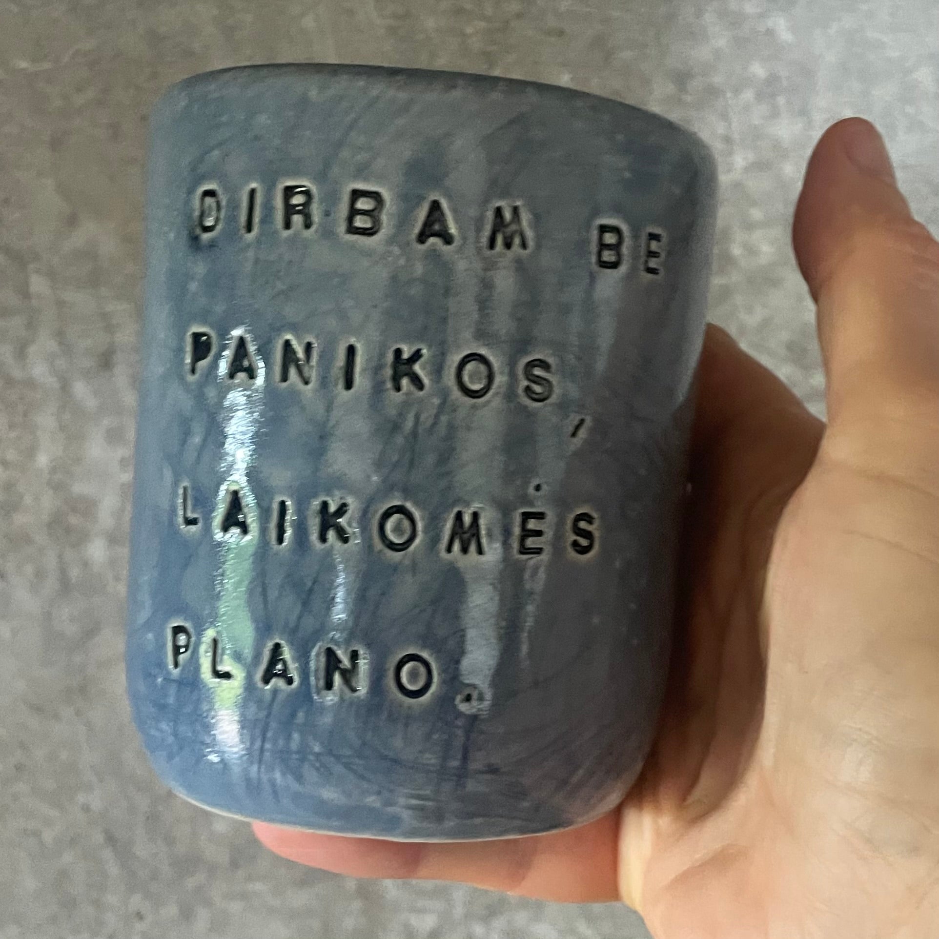 Mėlynas puodelis apie darbą