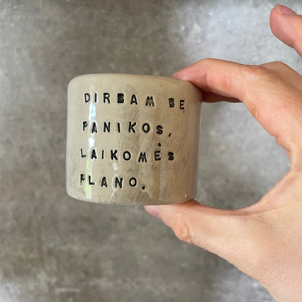 Du maži espresso puodeliai su tekstu apie darbą