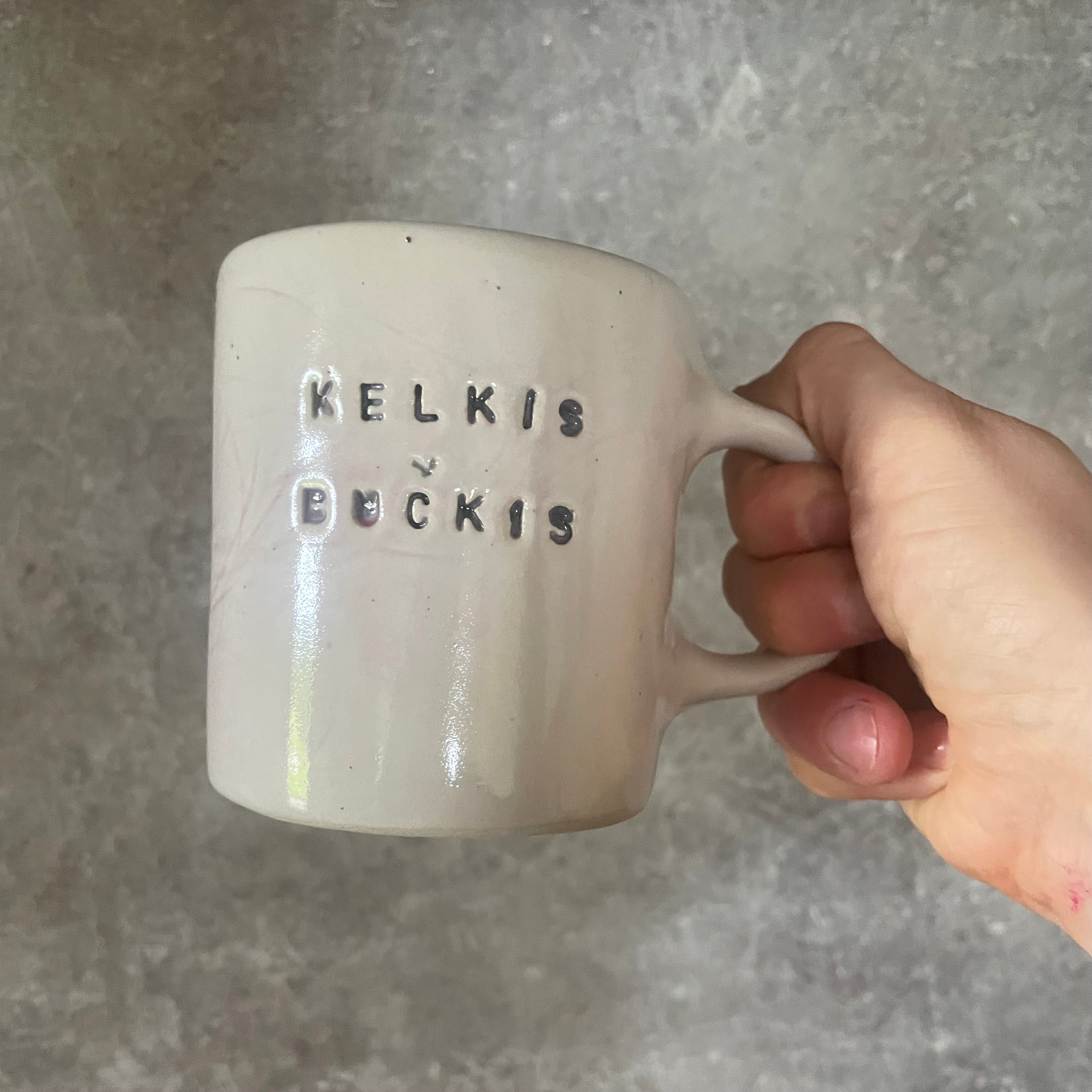 Blyškiai rausvas puodelis KELKIS BUČKIS