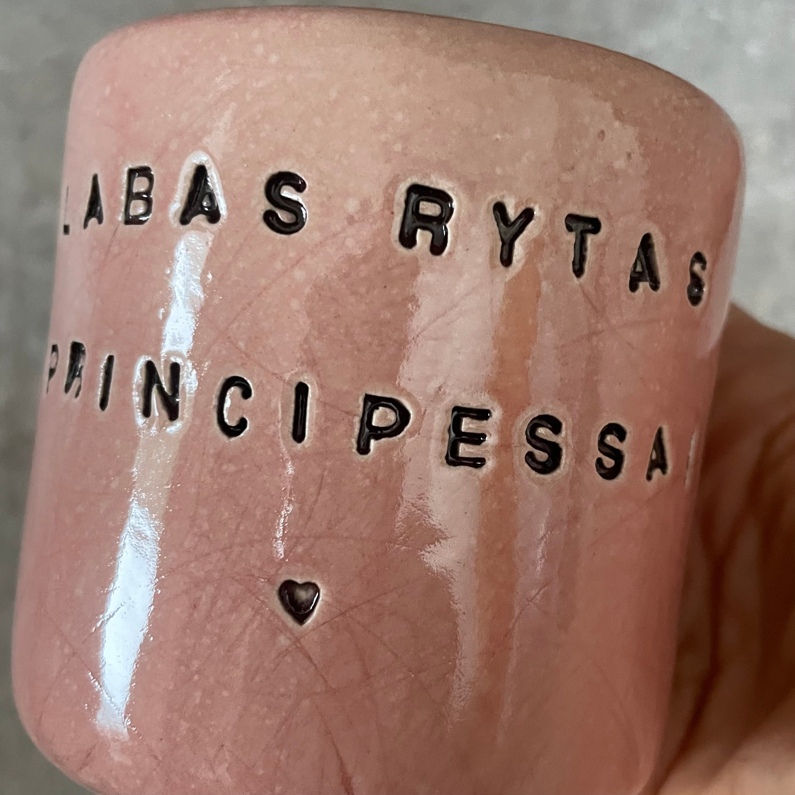Rausvas puodelis be ąselės PRINCIPESSA