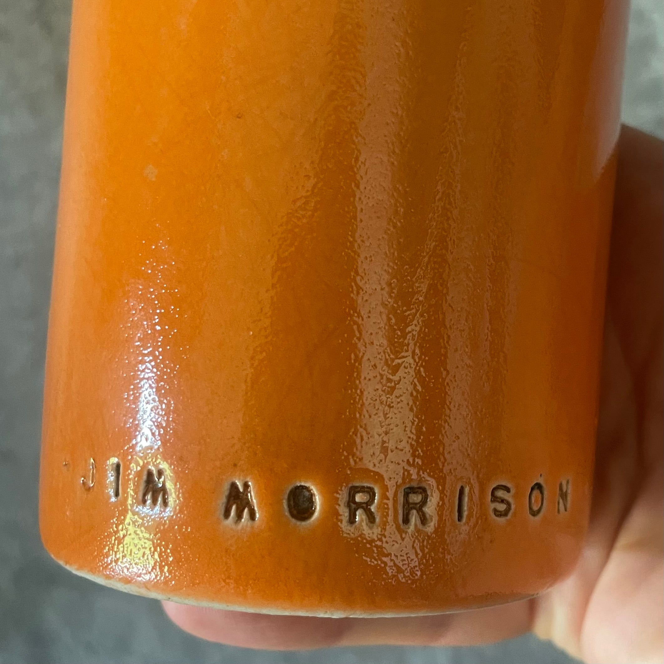 Puodelis su Jim Morrison citata