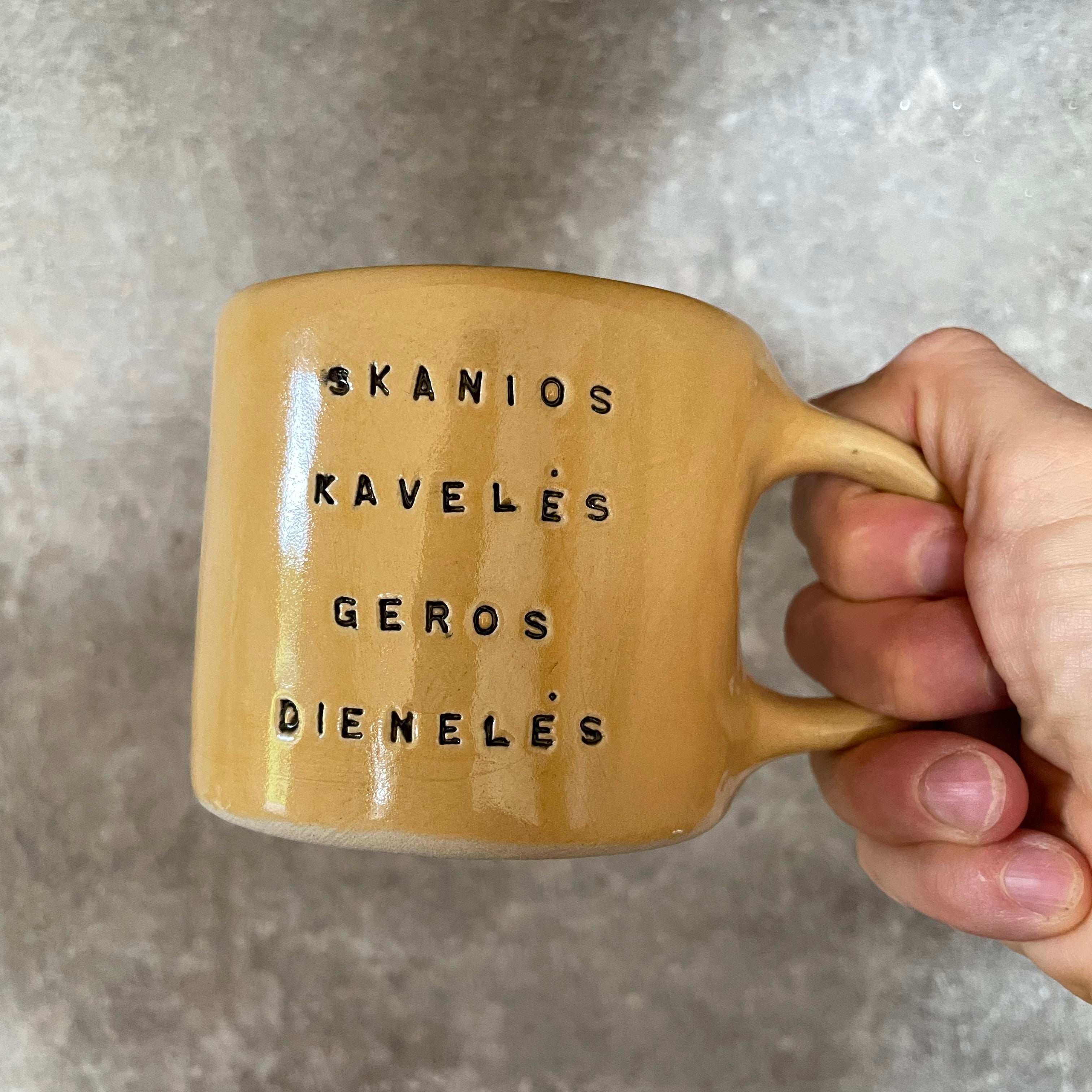 Puodelis su gerais palinkėjimais