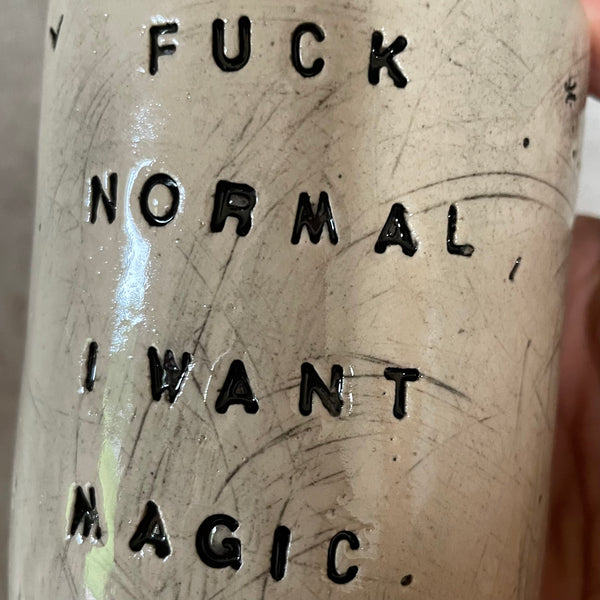 Puodelis su magišku užrašu