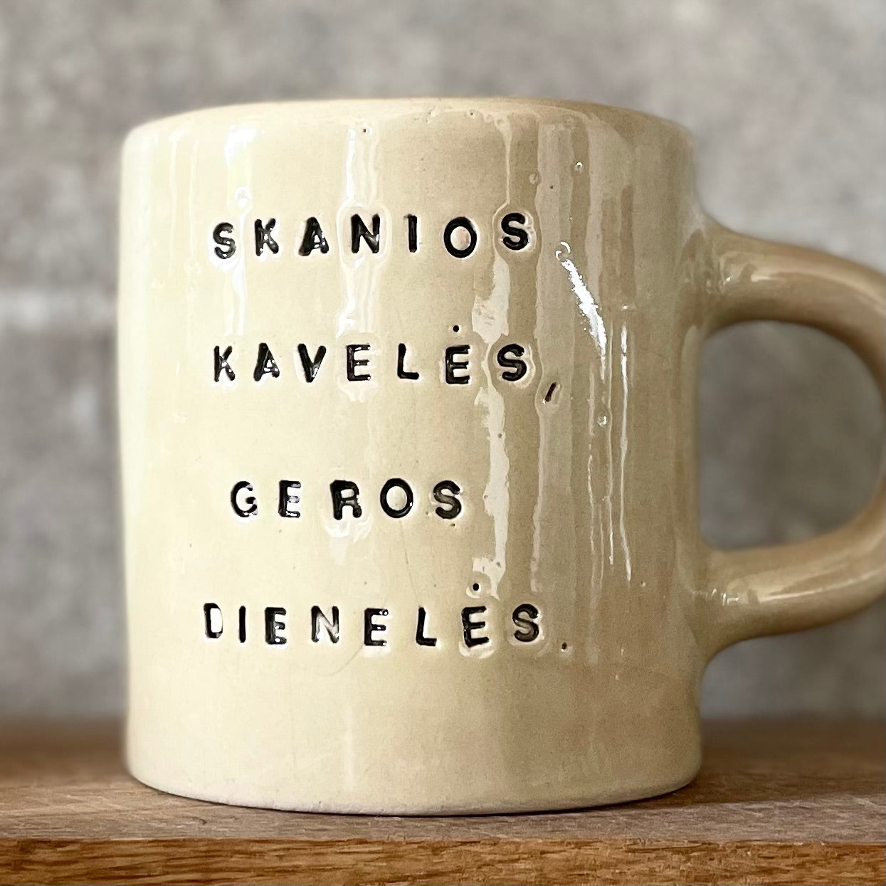 Puodelis su gerais palinkėjimais