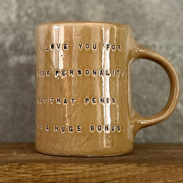 Gelsvai rusvas puodelis su linksmu užrašu