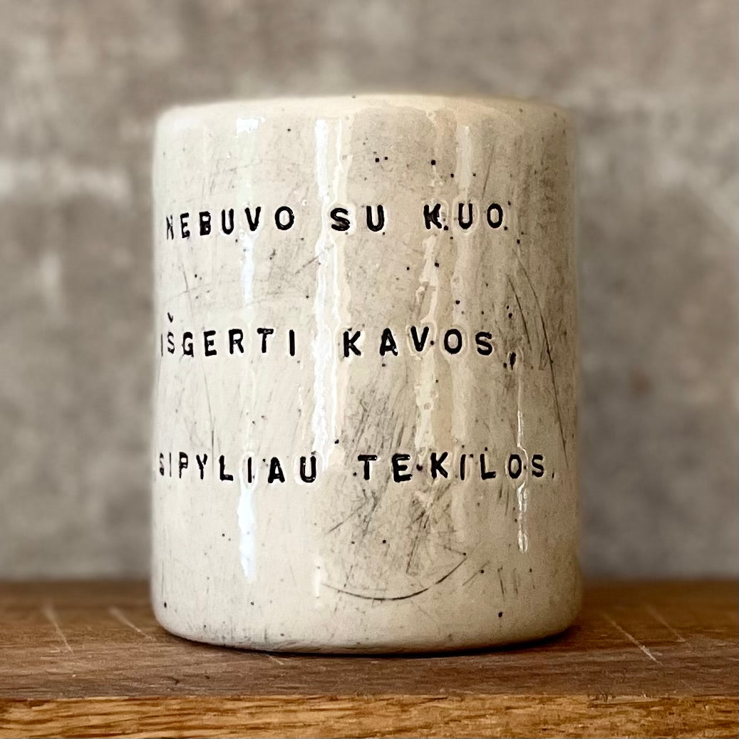 Puodelis su linksmu užrašu apie tekilą