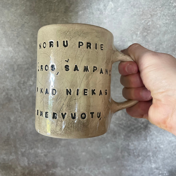 Jaukus linksmas puodelis