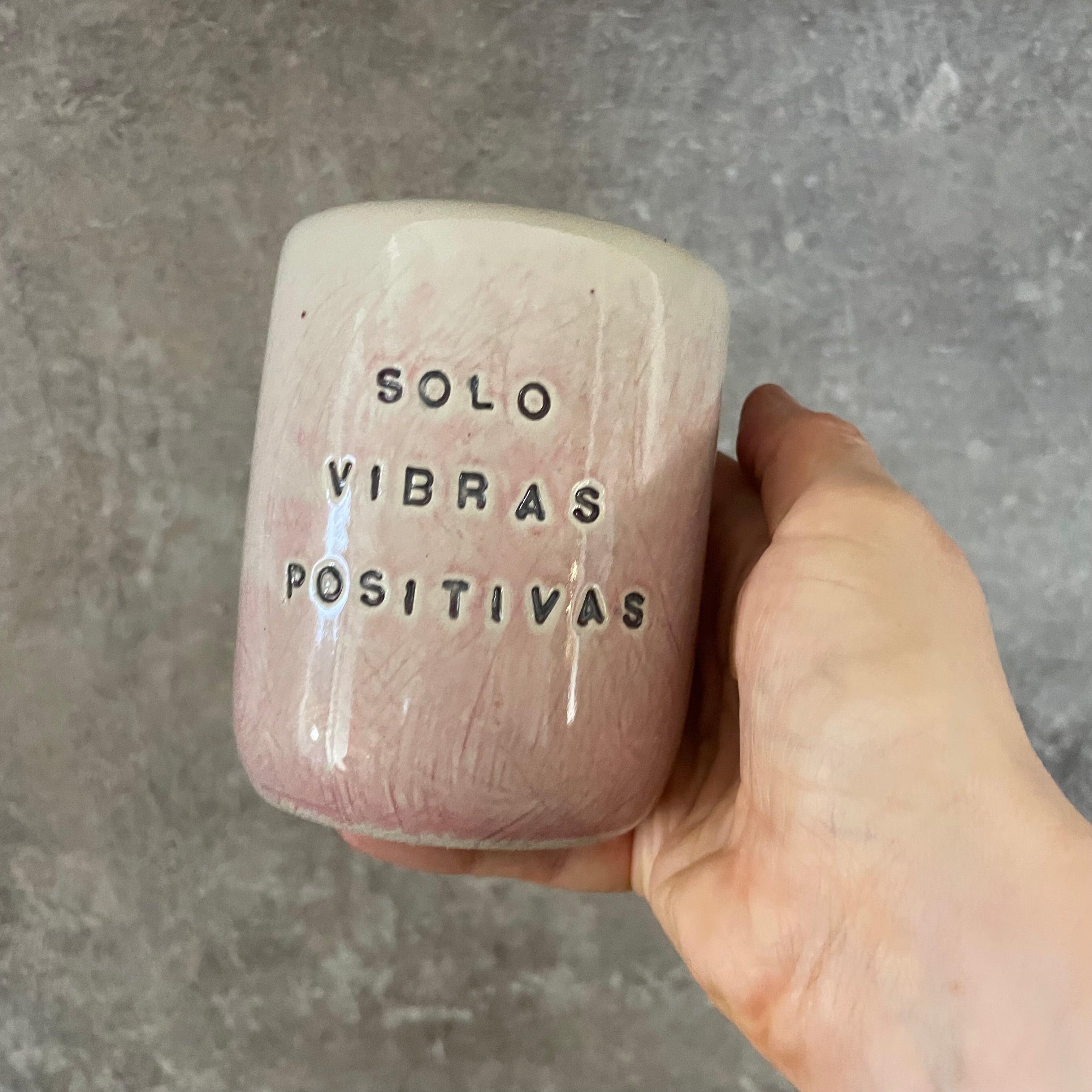 Pale pink mug with saying in Spanish