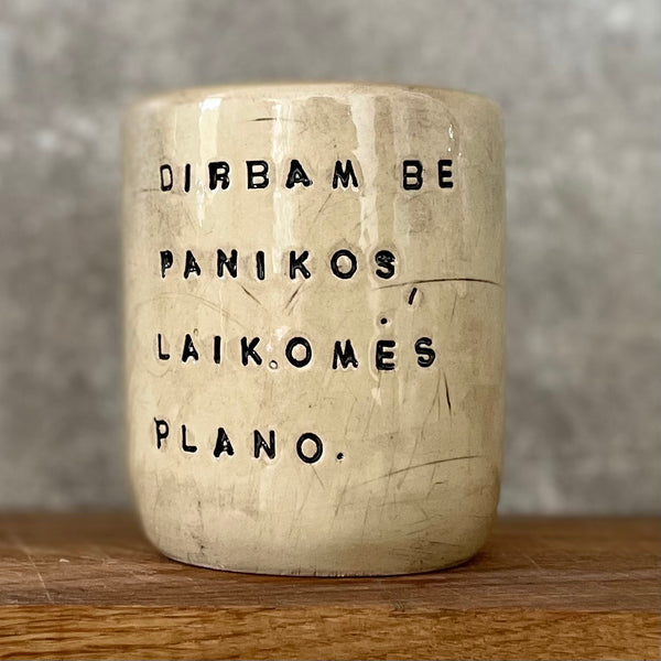 Rusvas didelis puodelis be rankenos su užrašu