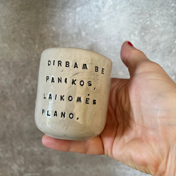 Mažiukai espresso puodeliai su tekstu apie darbą