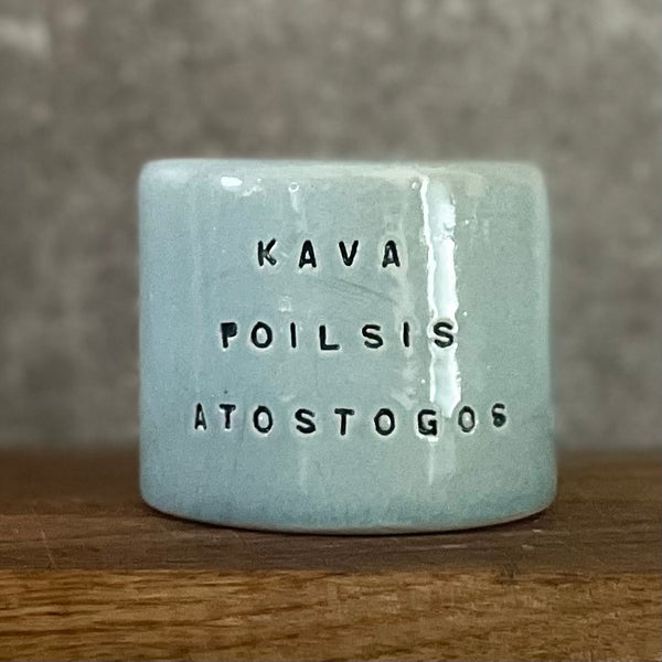 Mažas melsvas puodelis apie atostogas