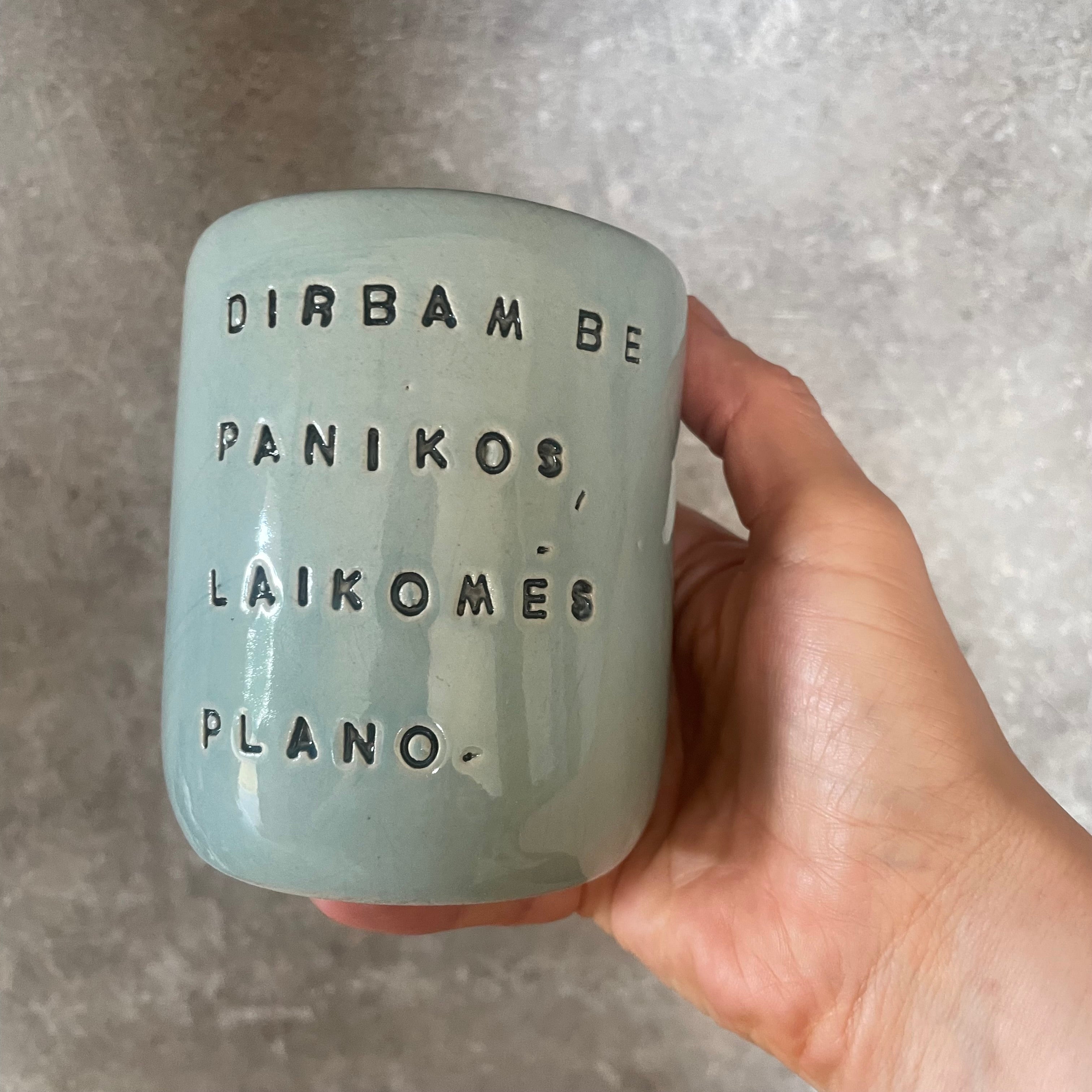 Žydras puodelis be ąselės apie darbą