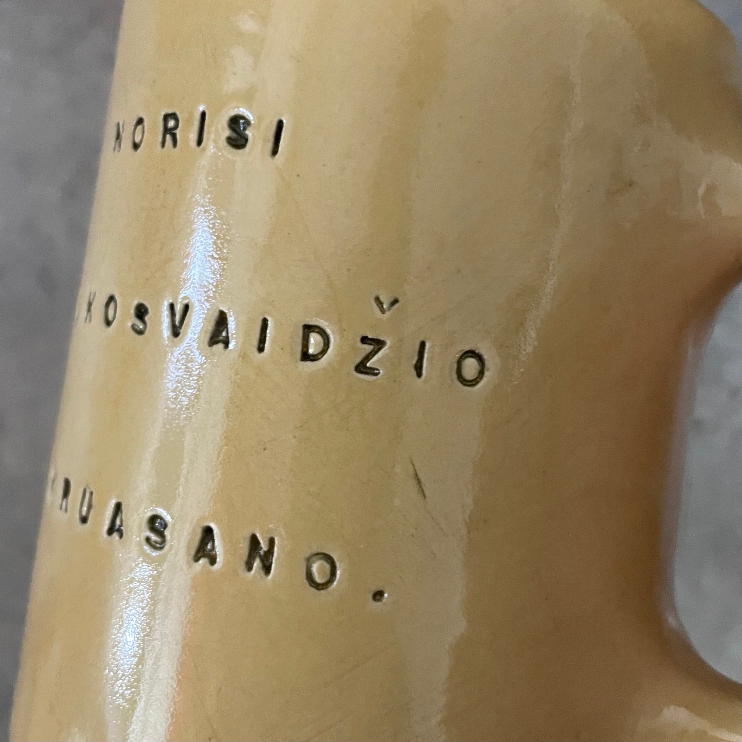 Geltonas puodelis su linksmu užrašu