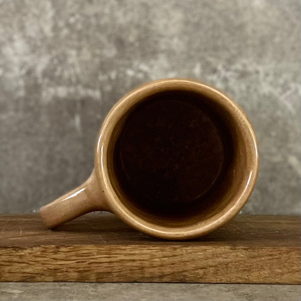 Gelsvai rusvas puodelis su linksmu užrašu