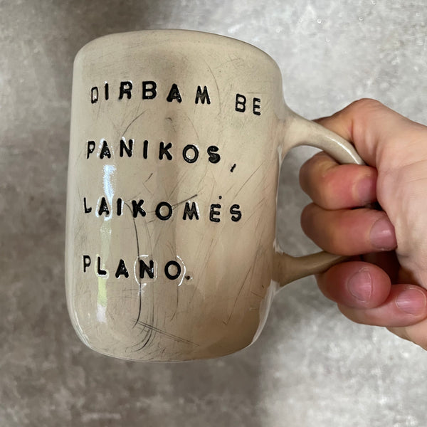 Baltas didesnis puodelis apie darbą