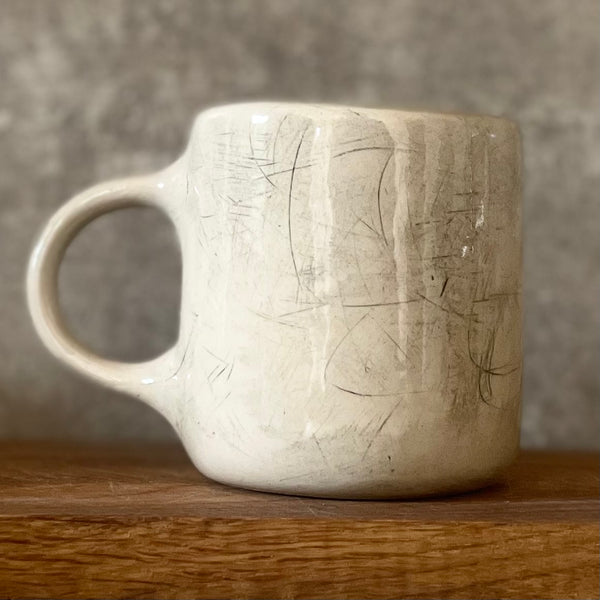 Baltas vidutinio dydžio puodelis apie darbą - toks pat