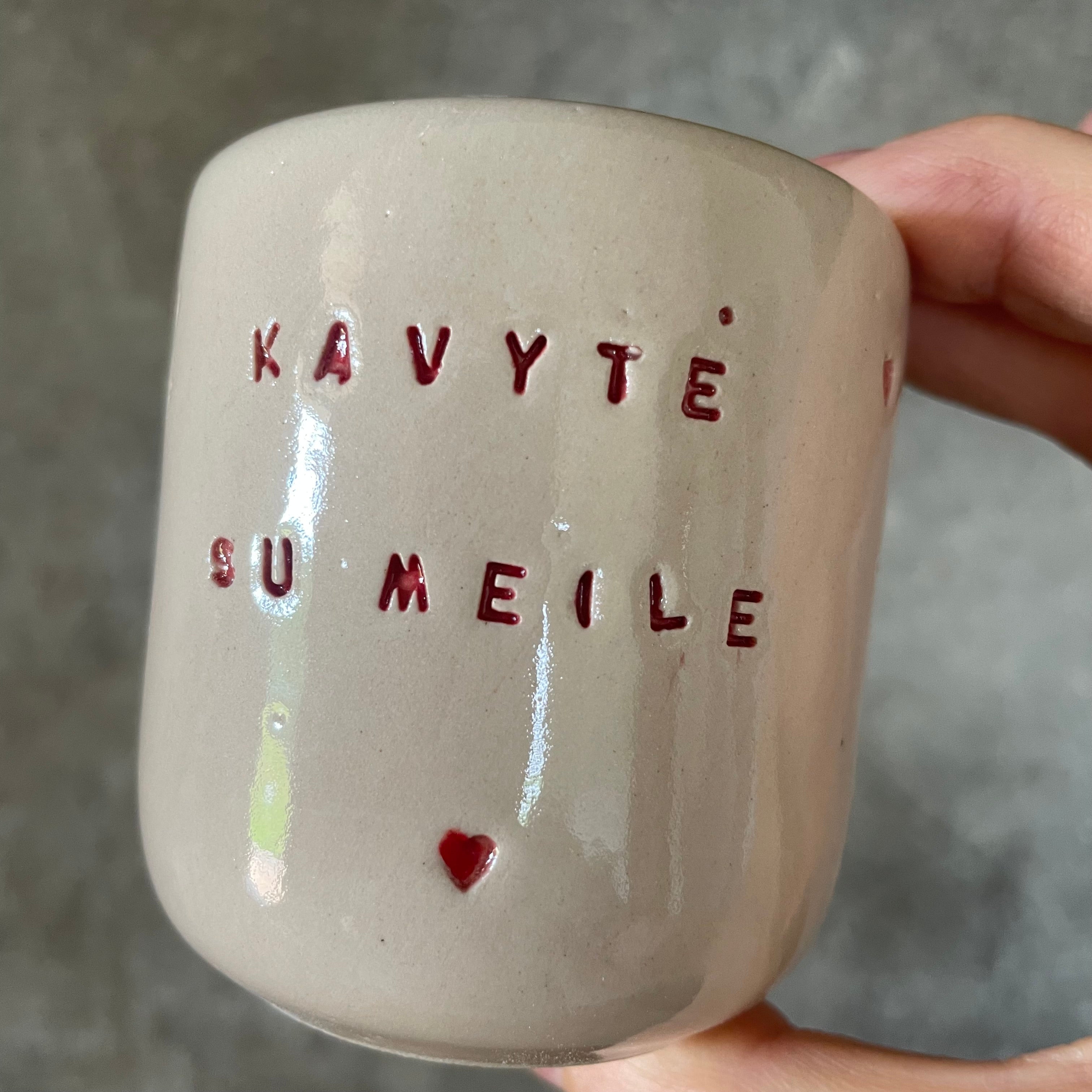Rausvas mažas puodelis KAVYTĖ SU MEILE