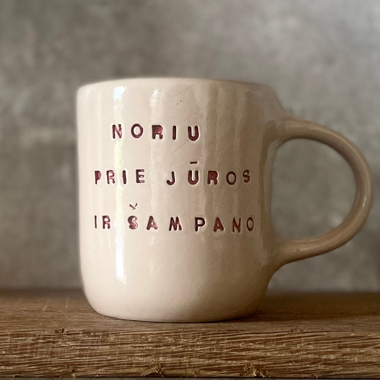 Rausvas puodelis ŠAMPANO