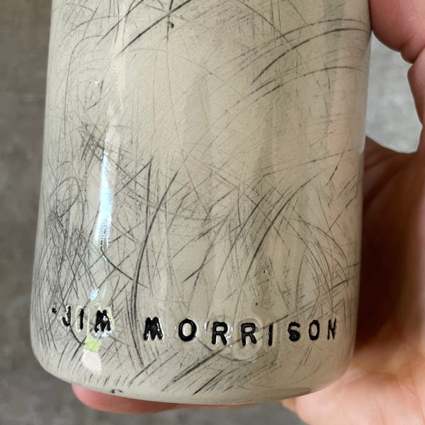 Puodelis su Jim Morrison citata
