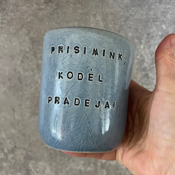 Mėlynas puodelis su užrašu PRISIMINK, KODĖL PRADĖJAI