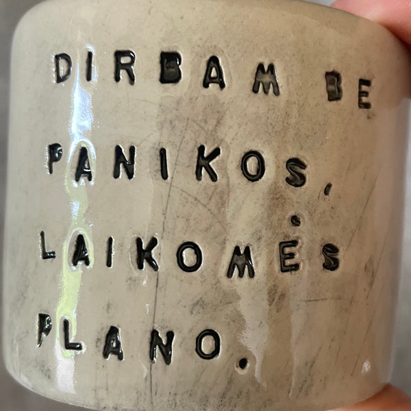 Du maži espresso puodeliai su tekstu apie darbą