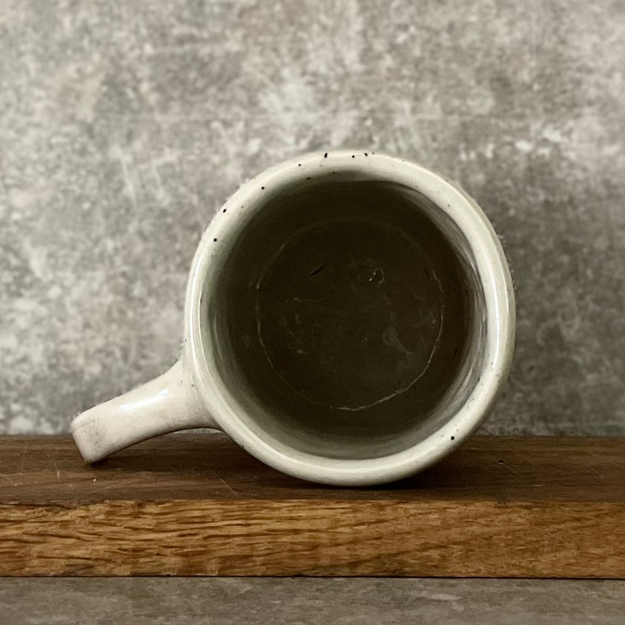 Speckled coffee mug with funny saying in Lithuanian