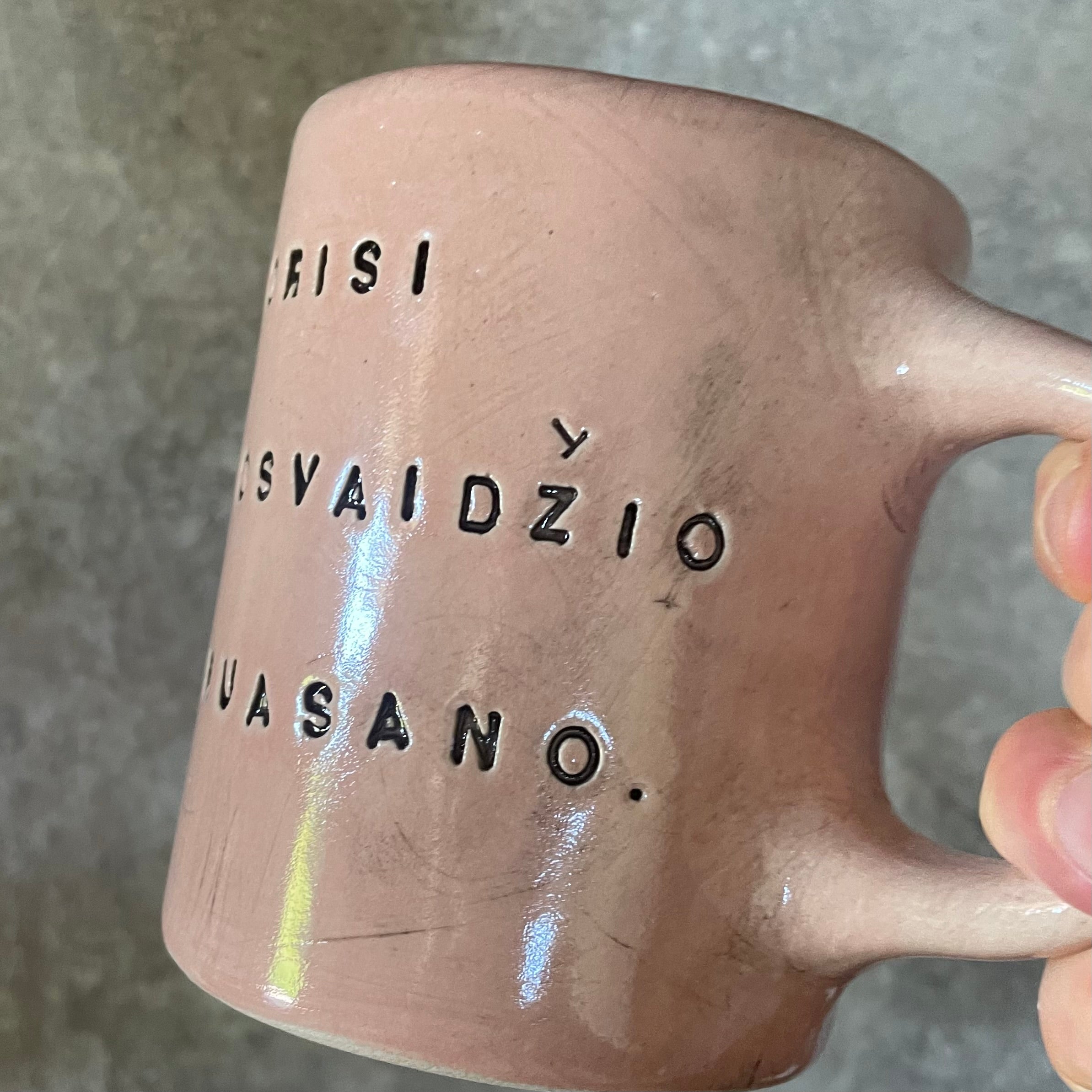 Šviesiai rausvas puodelis su linksmu užrašu