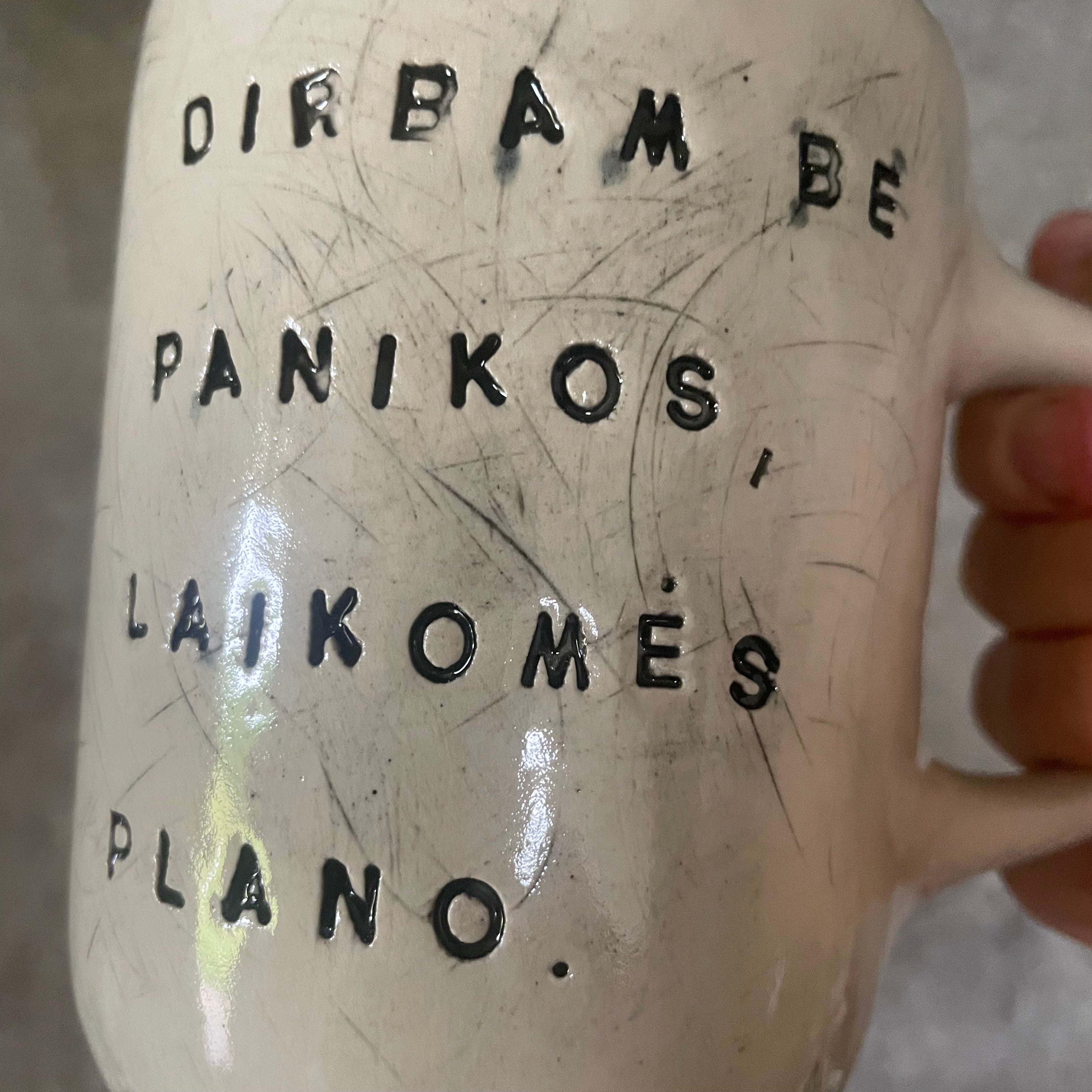 Baltas didesnis puodelis apie darbą - dar vienas