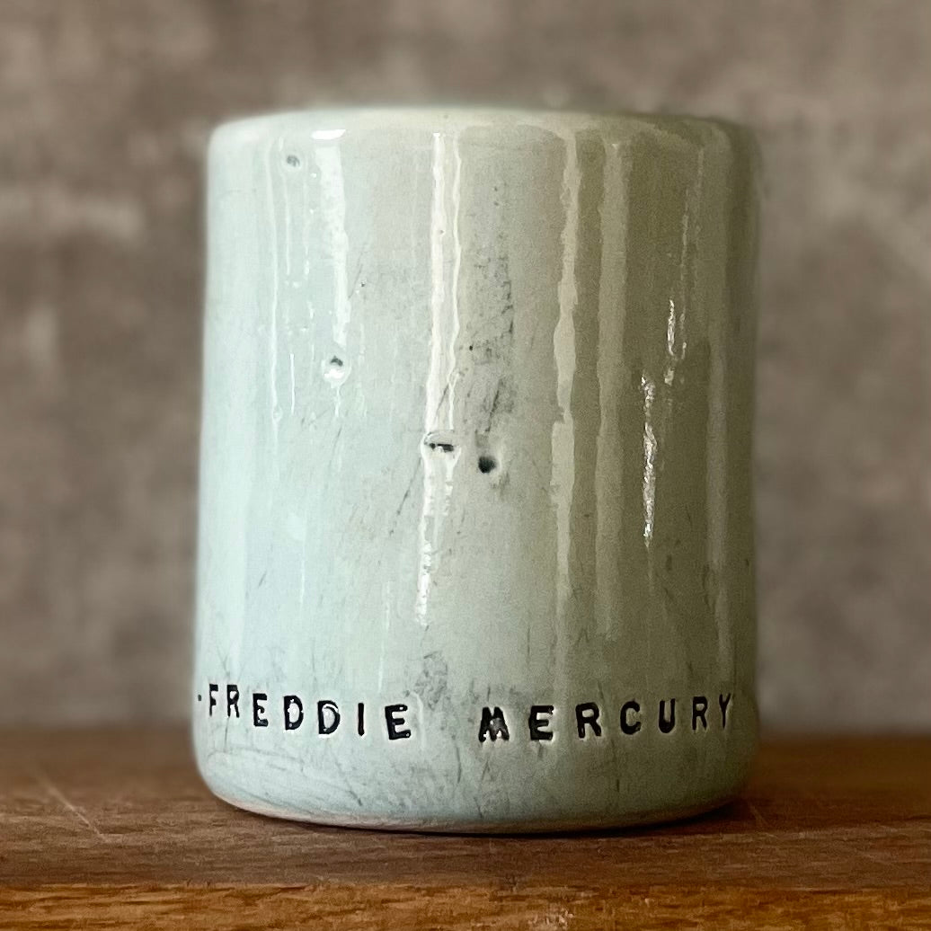 Puodelis su Freddie Mercury citata