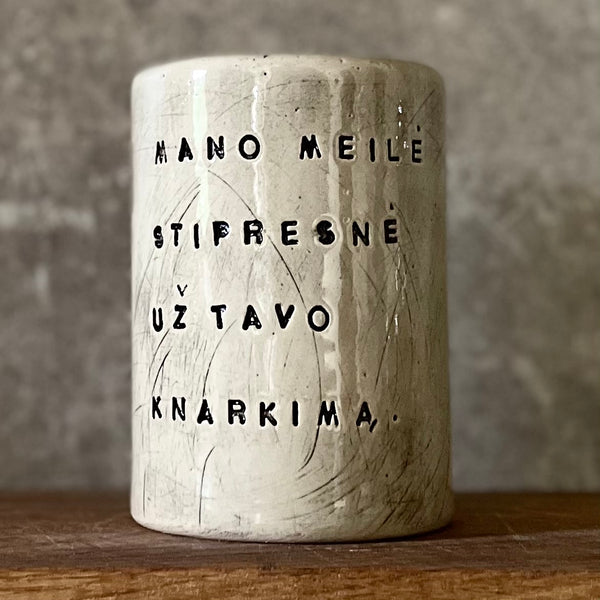 Taškuotas puodelis su meiliu užrašu