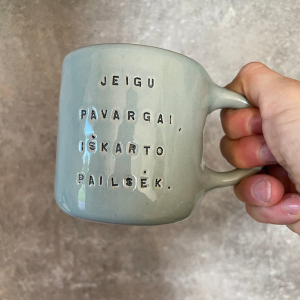Melsvas puodelis su linksmu užrašu