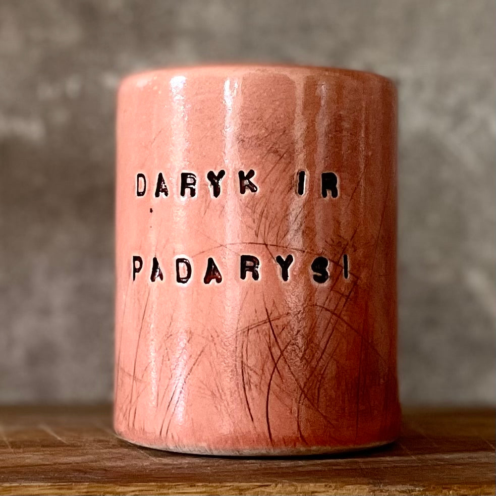 Raudonas puodelis DARYK IR PADARYSI