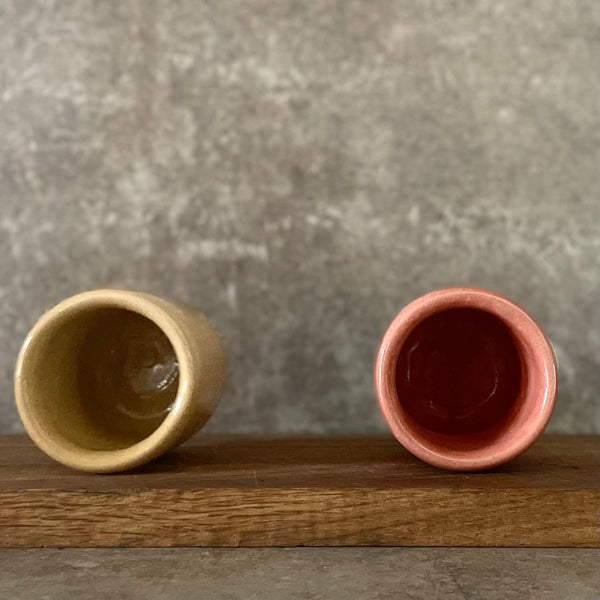 A pair of mugs with words in Lithuanian