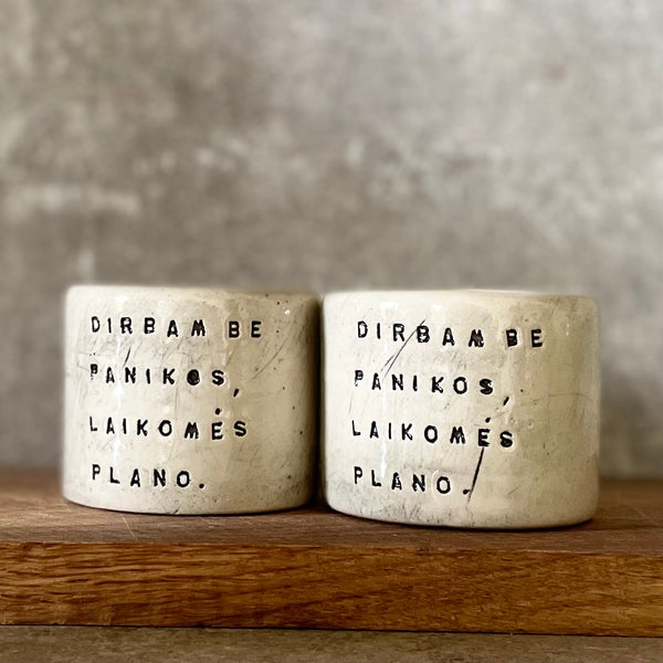 Mažiukai espresso puodeliai su tekstu apie darbą