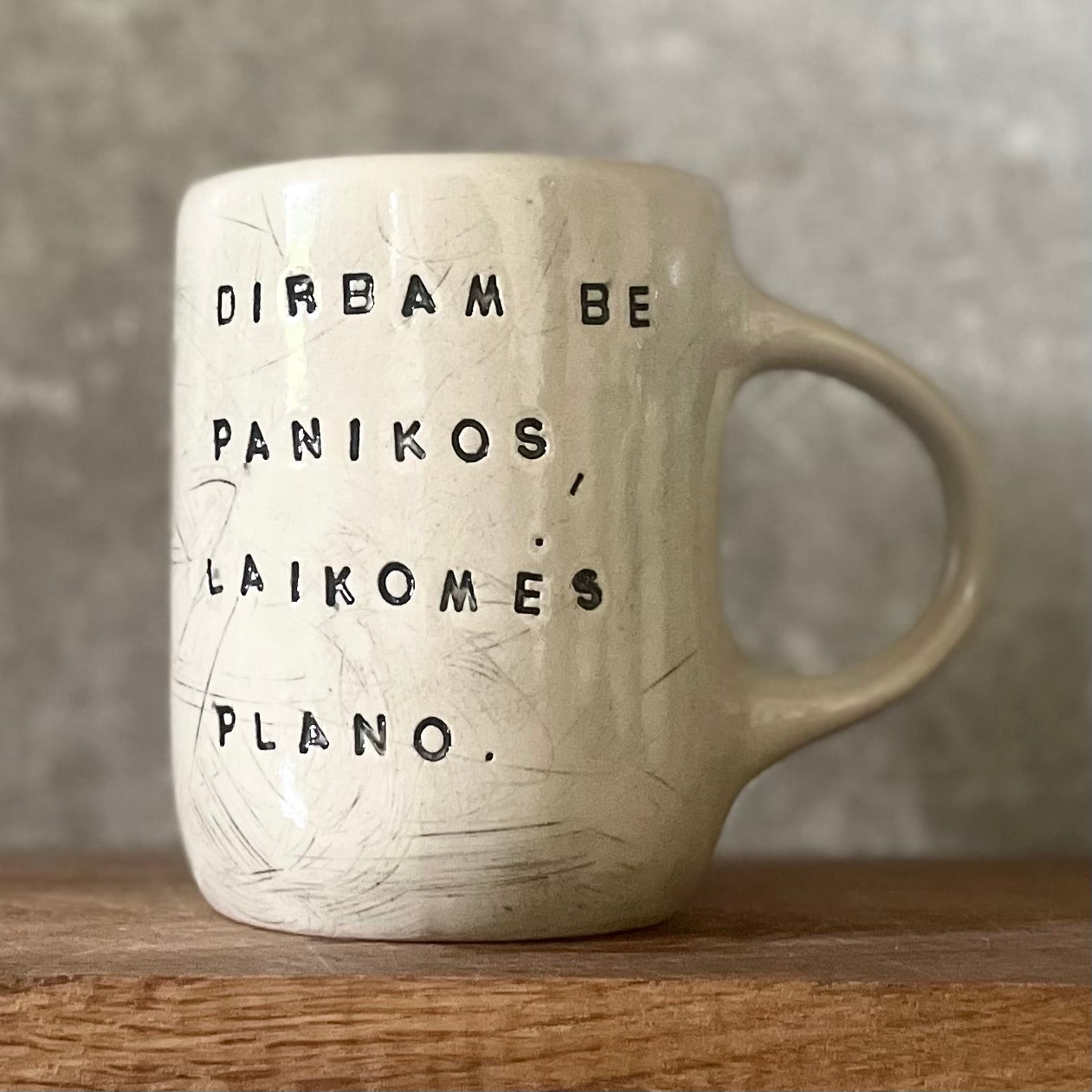 Baltas didesnis puodelis apie darbą