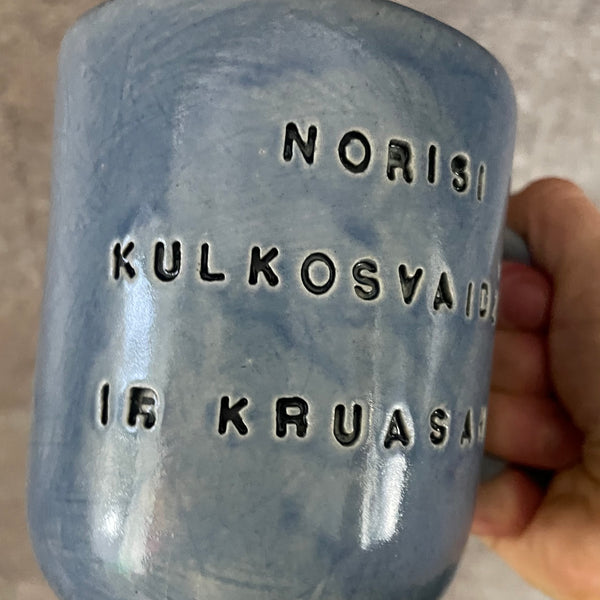 Mėlynas didesnis puodelis su linksmu užrašu