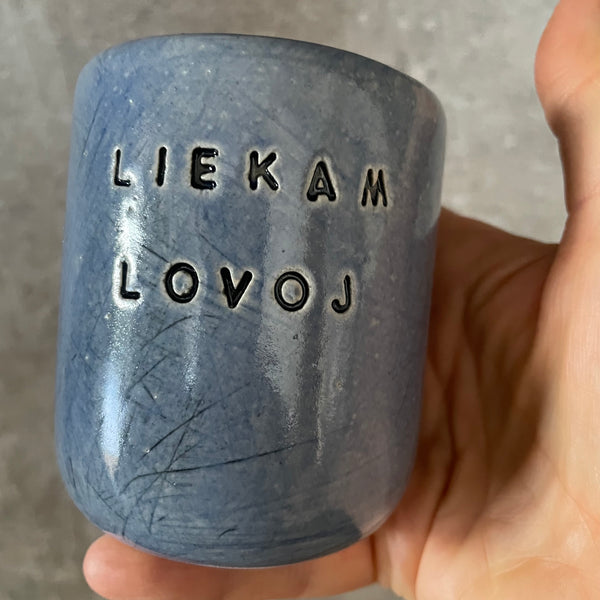 Mėlynas puodelis "LIEKAM LOVOJ" 150 ml