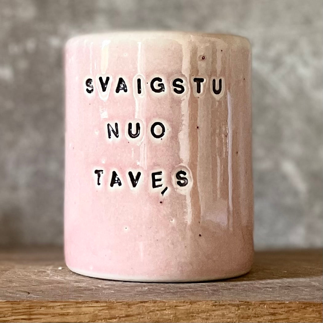 Svaiginančiai nuraudęs puodelis