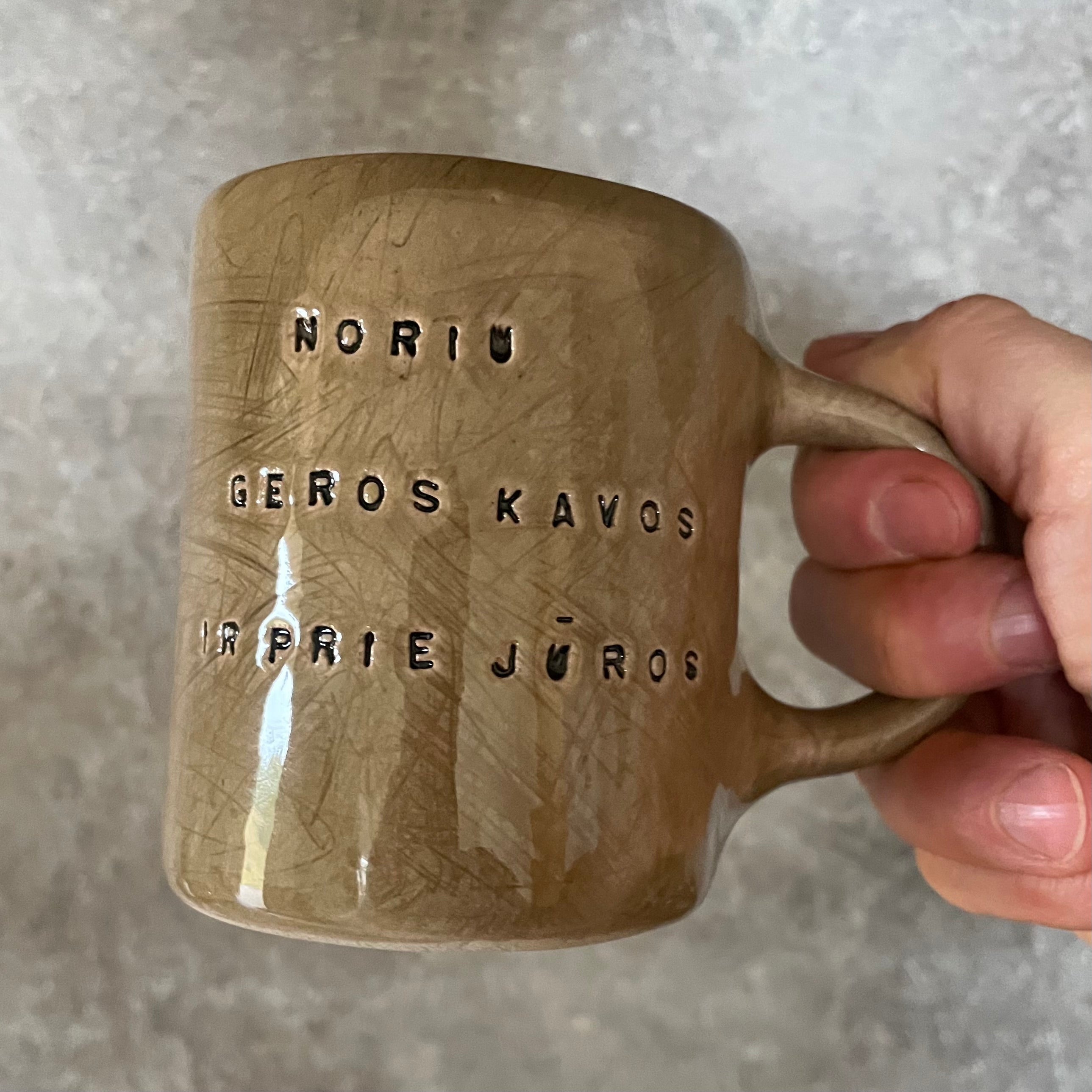 Rudas puodelis Noriu kavos