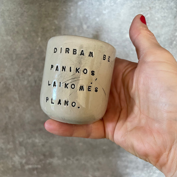 Mažiukai espresso puodeliai su tekstu apie darbą