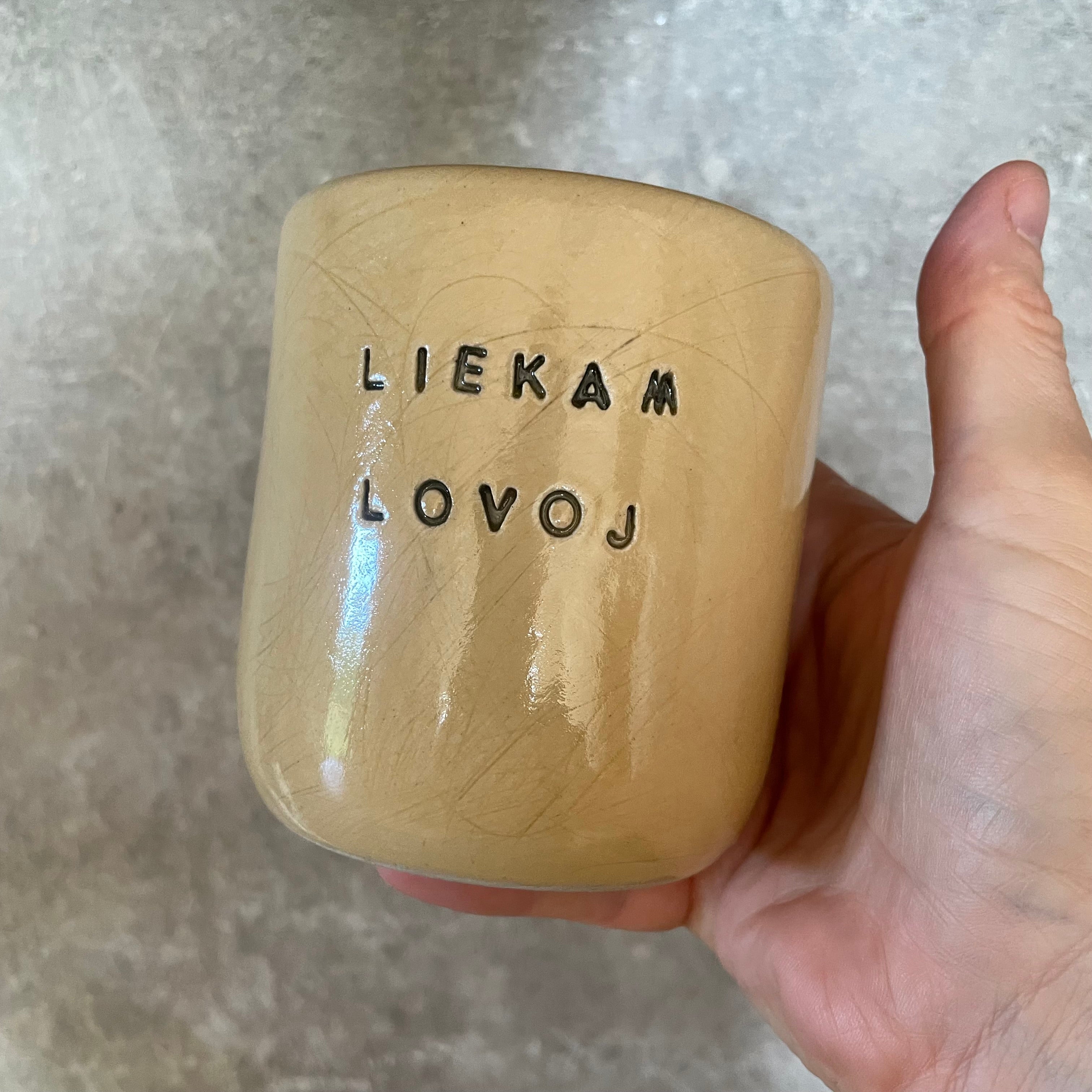 Porelė geltonų puodelių apie meilę