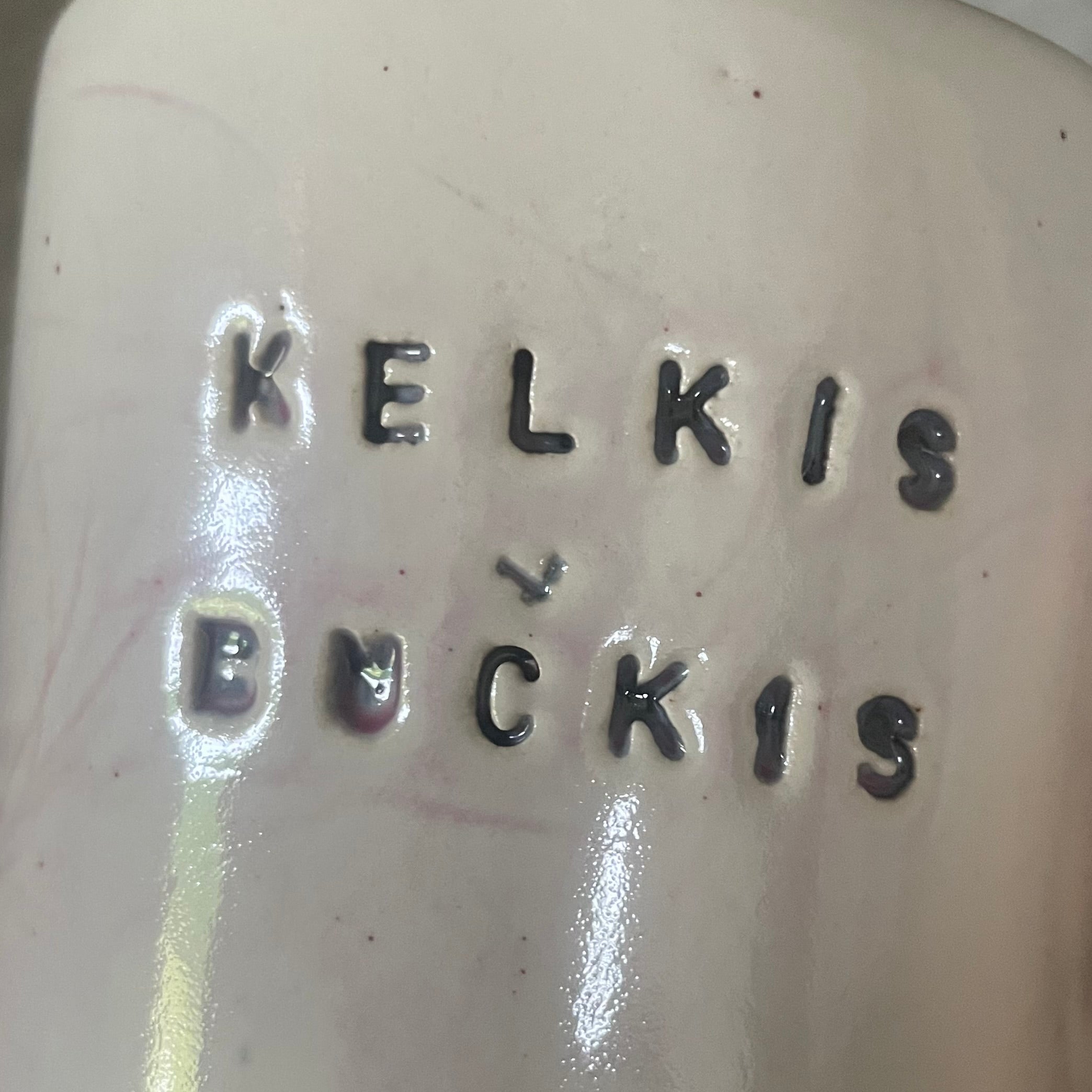 Blyškiai rausvas puodelis KELKIS BUČKIS