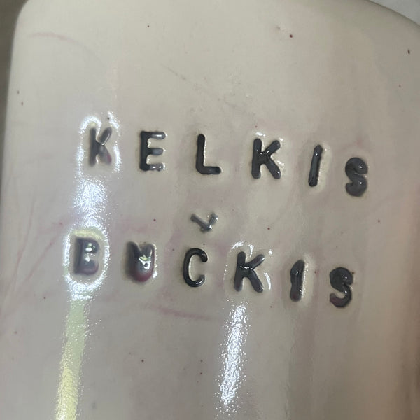 Blyškiai rausvas puodelis KELKIS BUČKIS