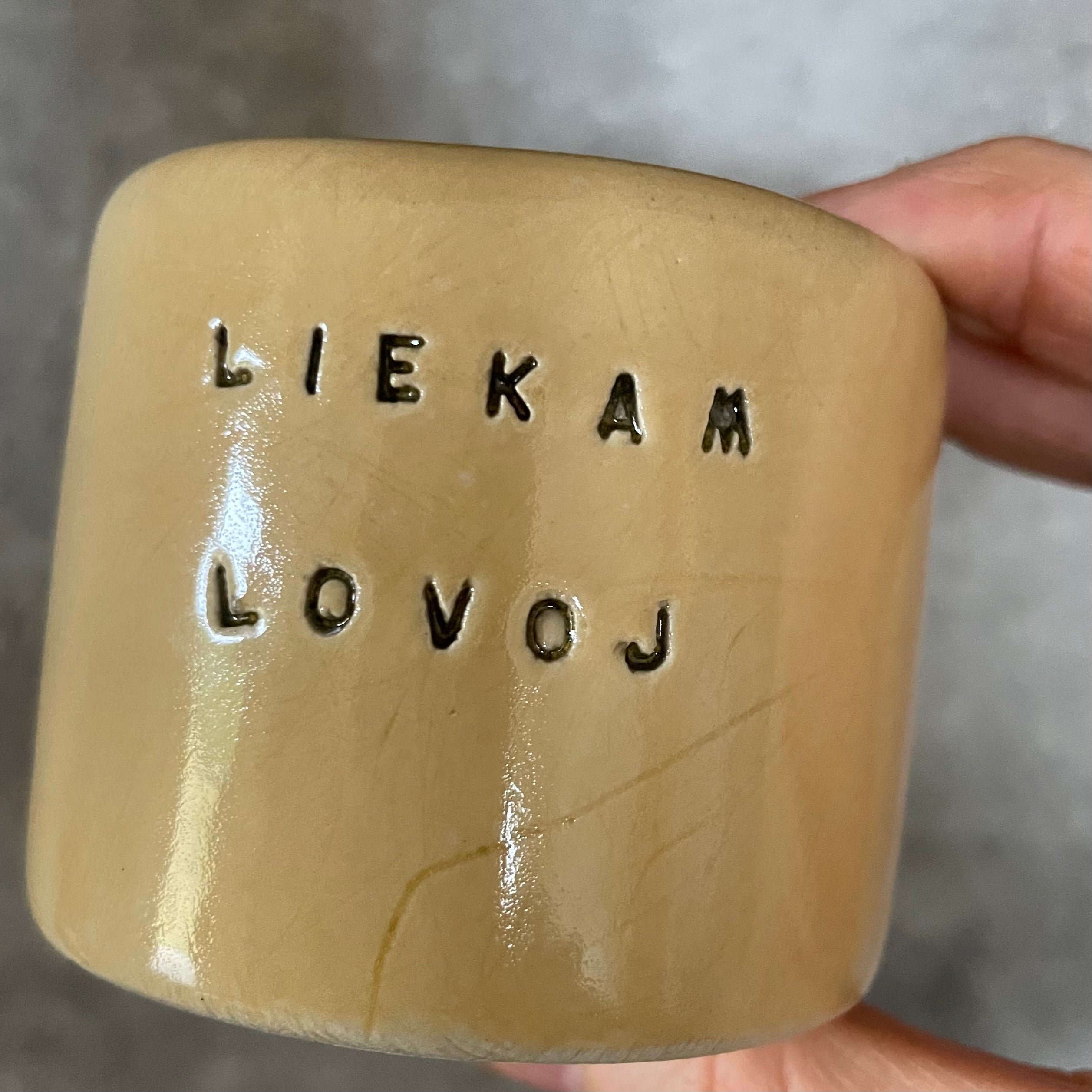 Du maži gelsvi puodeliai 
