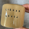 Du maži gelsvi puodeliai "Liekam lovoj"